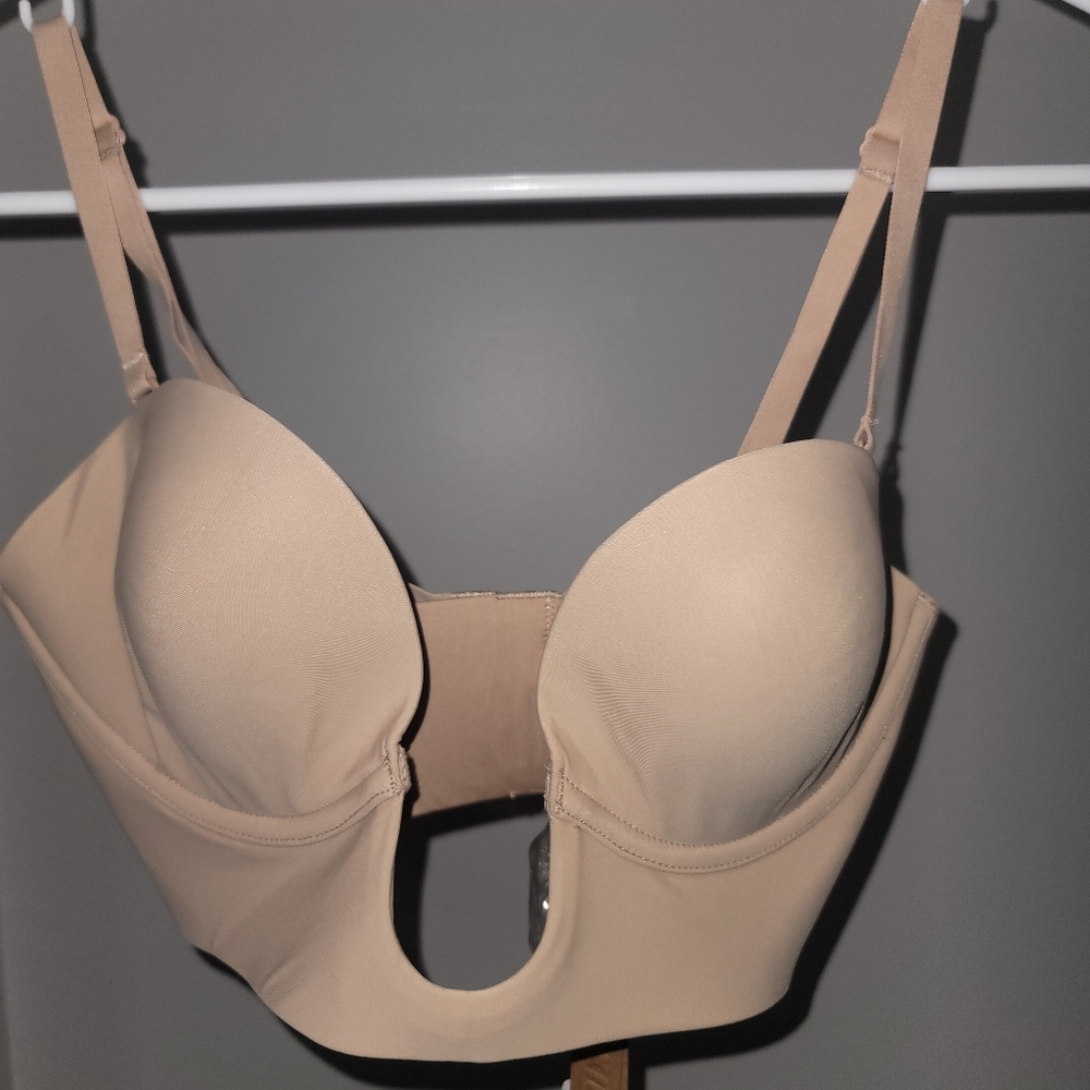 NWT SKIMS deep plunge shapewear strapless bra